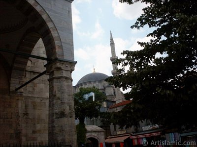 stanbul Nuruosmaniye`de Mahmut Paa Camisi`nin avlusundan grnen Nuruosmaniye Camisi. (Resim 2004 ylnda islamiSanat.net tarafndan ekildi.)