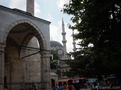 stanbul Nuruosmaniye`de Mahmut Paa Camisi`nin avlusundan grnen Nuruosmaniye Camisi. (Resim 2004 ylnda islamiSanat.net tarafndan ekildi.)