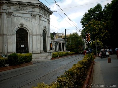 stanbul emberlita`ta Sultan II. Abdulhamit ve II. Mahmut Trbeleri ile sada yer alan sebil. (Resim 2004 ylnda islamiSanat.net tarafndan ekildi.)