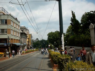 The way of tram in Sultanahmet district of Istanbul city in Turkey. (The picture was taken by Artislamic.com in 2004.)