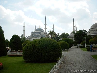 Sultan Ahmet Mosque (Blue Mosque) located in the district of Sultan Ahmet in Istanbul city of Turkey. (The picture was taken by Artislamic.com in 2004.)