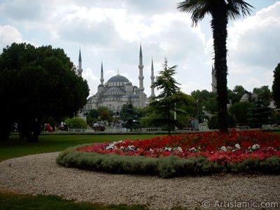 Sultan Ahmet Mosque (Blue Mosque) located in the district of Sultan Ahmet in Istanbul city of Turkey. (The picture was taken by Artislamic.com in 2004.)