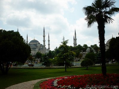 Sultan Ahmet Mosque (Blue Mosque) located in the district of Sultan Ahmet in Istanbul city of Turkey. (The picture was taken by Artislamic.com in 2004.)