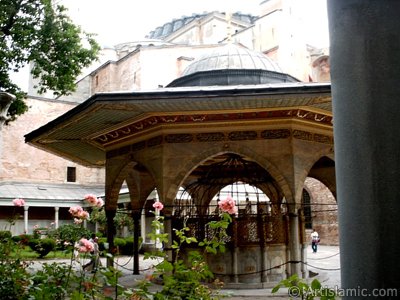 Ayasofya Mosque (Hagia Sophia) in Sultanahmet district of Istanbul city in Turkey. (The picture was taken by Artislamic.com in 2004.)