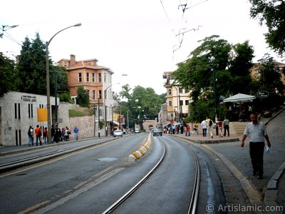 stanbul Sultanahmet`te Glhane Park`na doru inen tramvay yolu ve solda Yerebatan Sarnc. (Resim 2004 ylnda islamiSanat.net tarafndan ekildi.)