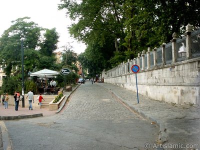 The street behind Ayasofya Mosque (Hagia Sophia) in Sultanahmet district of Istanbul city in Turkey. (The picture was taken by Artislamic.com in 2004.)