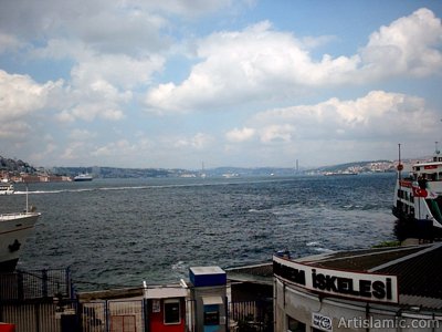 View of jetties and coast from an overpass at Eminonu district in Istanbul city of Turkey. (The picture was taken by Artislamic.com in 2004.)