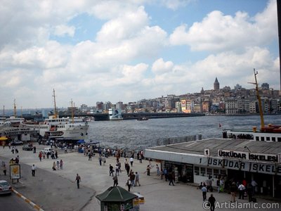 stanbul Eminn`de st geitten iskeleler, Eminn Meydan, Yeni Galata Kprs ve Galata Kulesi`ne bak. (Resim 2004 ylnda islamiSanat.net tarafndan ekildi.)