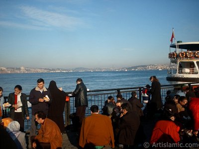 stanbul Eminn sahilinde balk-ekmek yiyenler. (Resim 2004 ylnda islamiSanat.net tarafndan ekildi.)