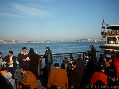 stanbul Eminn sahilinde balk-ekmek yiyenler. (Resim 2004 ylnda islamiSanat.net tarafndan ekildi.)