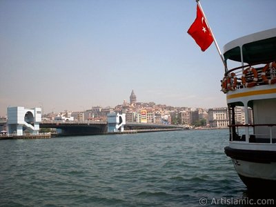 Eminn sahilinden Karaky sahili, Yeni Galata Kprs, Galata Kulesi ve bir vapurda dalgalanan Trk Bayramza bak. (Resim 2004 ylnda islamiSanat.net tarafndan ekildi.)