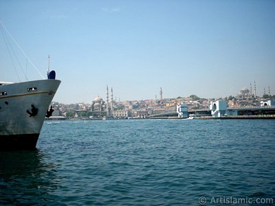 Karaky iskelesinden Yeni Cami (solda), (uzak arkasnda) Beyazt Camisi, Beyazt Kulesi, Yeni Galata Kprs ve Sleymaniye Camisi`ne bak. (Resim 2004 ylnda islamiSanat.net tarafndan ekildi.)