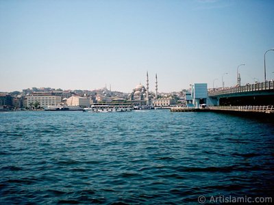 Karaky sahilinden Eminn, Sultan Ahmet Camisi ve Yeni Cami`ye doru bak ve solda Yeni Galata kprs. (Resim 2004 ylnda islamiSanat.net tarafndan ekildi.)