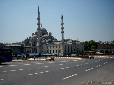 View towards Yeni Cami (Mosque) from Galata Bridge located in Istanbul city of Turkey. (The picture was taken by Artislamic.com in 2004.)