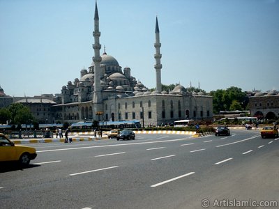 Yeni Galata Kprs`nden Yeni Cami`ye bak. (Resim 2004 ylnda islamiSanat.net tarafndan ekildi.)