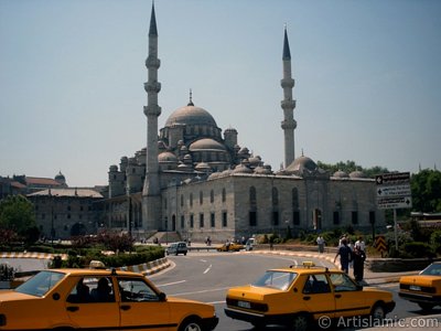 View towards Yeni Cami (Mosque) from Galata Bridge located in Istanbul city of Turkey. (The picture was taken by Artislamic.com in 2004.)