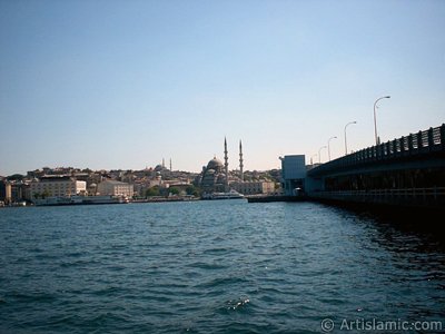 Karaky sahilinden Eminn, Sultan Ahmet Camisi ve Yeni Cami`ye doru bak ve solda Yeni Galata kprs. (Resim 2004 ylnda islamiSanat.net tarafndan ekildi.)
