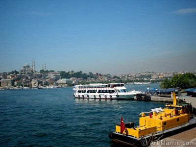 View of Eminonu coast, Suleymaniye Mosque (on the left) and (on the horizon) Fatih Mosque from the shore of Karakoy-Persembe Pazari in Istanbul city of Turkey. (The picture was taken by Artislamic.com in 2004.)