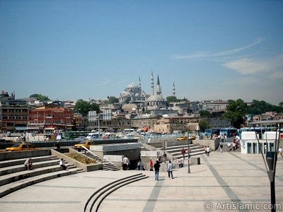 Eminn Meydan, alt geit, yukarda Rstem Paa Camisi ve onun da zerinde Sleymaniye Camisi. (Resim 2004 ylnda islamiSanat.net tarafndan ekildi.)