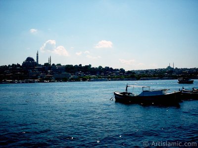 View of Eminonu coast, Suleymaniye Mosque (on the left) and (on the horizon) Fatih Mosque from the shore of Karakoy-Persembe Pazari in Istanbul city of Turkey. (The picture was taken by Artislamic.com in 2004.)