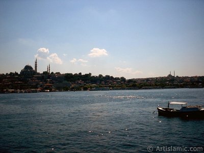 View of Eminonu coast, Suleymaniye Mosque (on the left) and (on the horizon) Fatih Mosque from the shore of Karakoy-Persembe Pazari in Istanbul city of Turkey. (The picture was taken by Artislamic.com in 2004.)