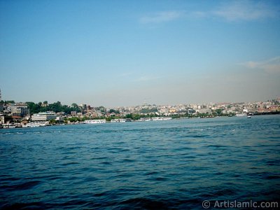 Yeni Galata Kprs`nden Eminn ve Sarahane sahiline bak; ufukta ortada grnen Fatih ve sada Yavuz Sultan Selim Camileri. (Resim 2004 ylnda islamiSanat.net tarafndan ekildi.)