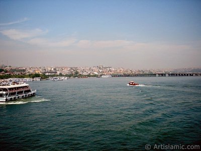 Yeni Galata Kprs`nden Sarahane sahili ve Sarahe Kprsne bak; ufukta solda grnen Fatih ve ortada Yavuz Sultan Selim Camileri. (Resim 2004 ylnda islamiSanat.net tarafndan ekildi.)