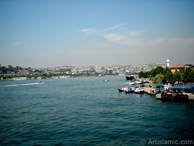 Yeni Galata Kprs`nden Sarahane sahiline bak; ufukta solda grnen Fatih, sada Yavuz Sultan Selim Camisi ve Perembe Pazar sahilinde yeil minareli mescid. (Resim 2004 ylnda islamiSanat.net tarafndan ekildi.)