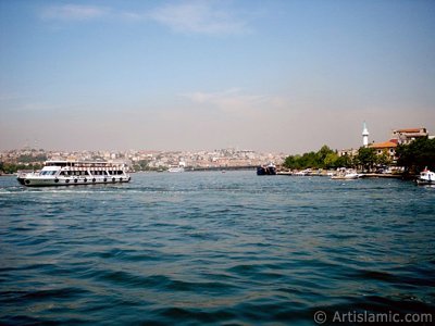 Yeni Galata Kprs`nn altndan Sarahe sahili ve Sarahe Kprsne bak; ufukta solda grnen Fatih, ortada Yavuz Sultan Selim Camisi ve sada Perembe Pazar sahilinde yeil minareli mescid. (Resim 2004 ylnda islamiSanat.net tarafndan ekildi.)