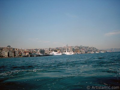 View of Karakoy coast from the shore of Eminonu in Istanbul city of Turkey. (The picture was taken by Artislamic.com in 2004.)