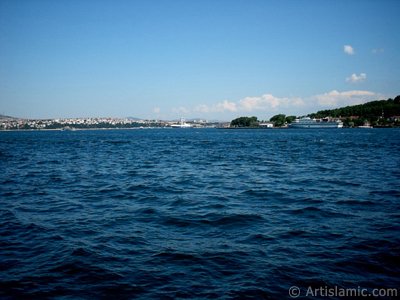 View of Sarayburnu coast from the shore of Karakoy in Istanbul city of Turkey. (The picture was taken by Artislamic.com in 2004.)