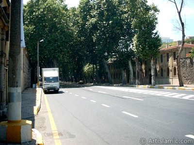 stanbul`da Dolmabahe-Beikta yolu. (Resim 2004 ylnda islamiSanat.net tarafndan ekildi.)