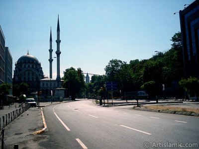 stanbul Karaky`de Nusretiye Camisi ve uzaktan grnen Galata Kulesi. (Resim 2004 ylnda islamiSanat.net tarafndan ekildi.)