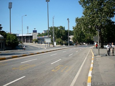 stanbul Dolmabahe Valide Sultan Camii nnden Dolmabahe-Beikta yolu ve Dolmabahe stad. (Resim 2004 ylnda islamiSanat.net tarafndan ekildi.)