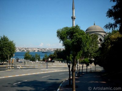 stanbul Dolmabahe sahili ve Valide Sultan Camisi. (Resim 2004 ylnda islamiSanat.net tarafndan ekildi.)