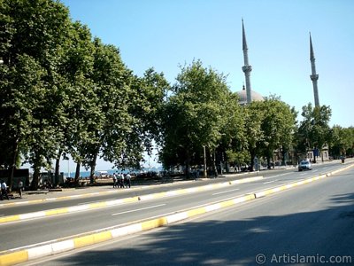 stanbul Dolmabahe Stad nnden sahil, Valide Sultan Camisi ve Kabata ynne doru bak. (Resim 2004 ylnda islamiSanat.net tarafndan ekildi.)