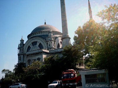 stanbul Dolmabahe Saray giri kaps nnden Valide Sultan Camisine bak. (Resim 2004 ylnda islamiSanat.net tarafndan ekildi.)