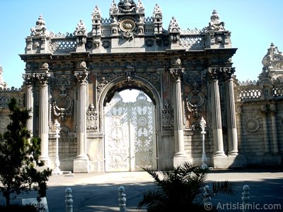 View one of the doors of Dolmabahce Palace located in Dolmabahce district in Istanbul city of Turkey. (The picture was taken by Artislamic.com in 2004.)