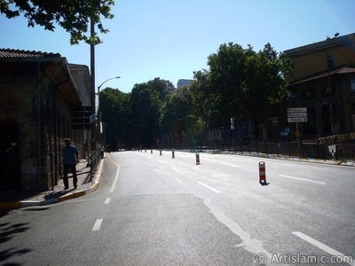 stanbul Dolmabahe-Beikta yolundan Dolmabahe ynne bak. (Resim 2004 ylnda islamiSanat.net tarafndan ekildi.)