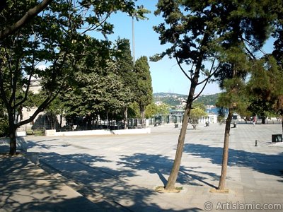 stanbul Beikta sahilinde bir park. (Resim 2004 ylnda islamiSanat.net tarafndan ekildi.)