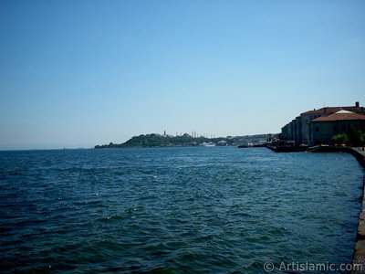 stanbul Kabata sahilinde Fndkl Park`ndan, Sarayburnu srtlar, Topkap Saray, Ayasofya Camisi ve Sultan Ahmet Camisi`ne doru bak. (Resim 2004 ylnda islamiSanat.net tarafndan ekildi.)