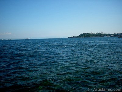 View towards Sarayburnu coast, Topkapi Palace, Ayasofya Mosque (Hagia Sophia) and  Sultan Ahmet Mosque (Blue Mosque) from a park at Kabatas shore in Istanbul city of Turkey. (The picture was taken by Artislamic.com in 2004.)