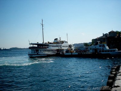 View of a landing ship from the shore of Besiktas in Istanbul city of Turkey. (The picture was taken by Artislamic.com in 2004.)