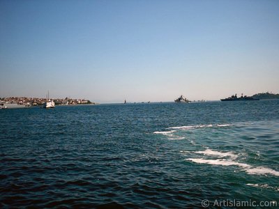 stanbul Beikta sahilinde iskeleye yanaan bir vapurdan denizden oluan kpkler, ufukta Kz Kulesi, solda skdar ve sada Sarayburnu srtlar. (Resim 2004 ylnda islamiSanat.net tarafndan ekildi.)