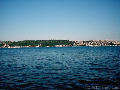 View of Uskudar coast from a park at Besiktas shore in Istanbul city of Turkey. (The picture was taken by Artislamic.com in 2004.)