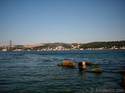 View of the Bosphorus Bridge, Camlica Hill and Uskudar-Beylerbeyi coast from a park at Besiktas shore in Istanbul city of Turkey. (The picture was taken by Artislamic.com in 2004.)