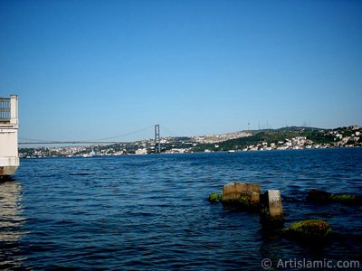 View of the Bosphorus Bridge, Camlica Hill and Uskudar-Beylerbeyi coast from a park at Besiktas shore in Istanbul city of Turkey. (The picture was taken by Artislamic.com in 2004.)