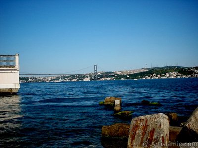 View of the Bosphorus Bridge, Camlica Hill and Uskudar-Beylerbeyi coast from a park at Besiktas shore in Istanbul city of Turkey. (The picture was taken by Artislamic.com in 2004.)