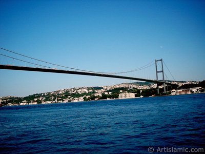 stanbul Ortaky sahilinden Boaz Kprs, amlca Tepesi, Beylerbeyi sahili ve Boaz Kprsnn sa aya zerinde gndz vakti grlen ay. (Resim 2004 ylnda islamiSanat.net tarafndan ekildi.)