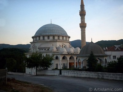 Yalova ilimizdeki Gkedere Ky`nde bulunan Ensar Camisi`nden bir grnt. (Resim 2004 ylnda islamiSanat.net tarafndan ekildi.)